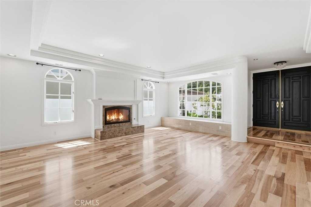 1726 11th St - Photo 4 of 50