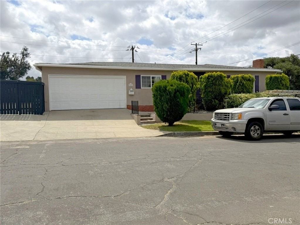3082 Thurin Ave - Photo 3 of 35