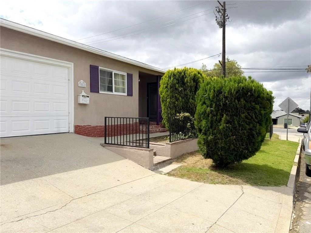 3082 Thurin Ave - Photo 4 of 35