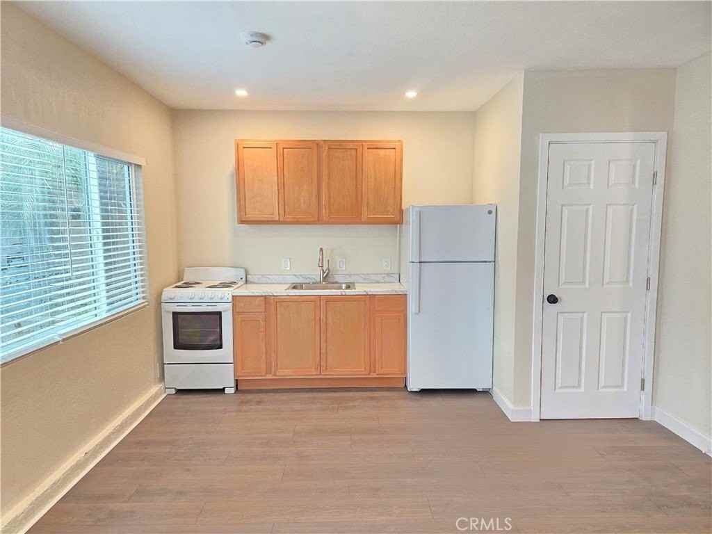 1346 N Midsite Ave - Photo 2 of 7