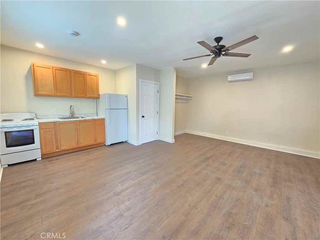 1346 N Midsite Ave - Photo 3 of 7