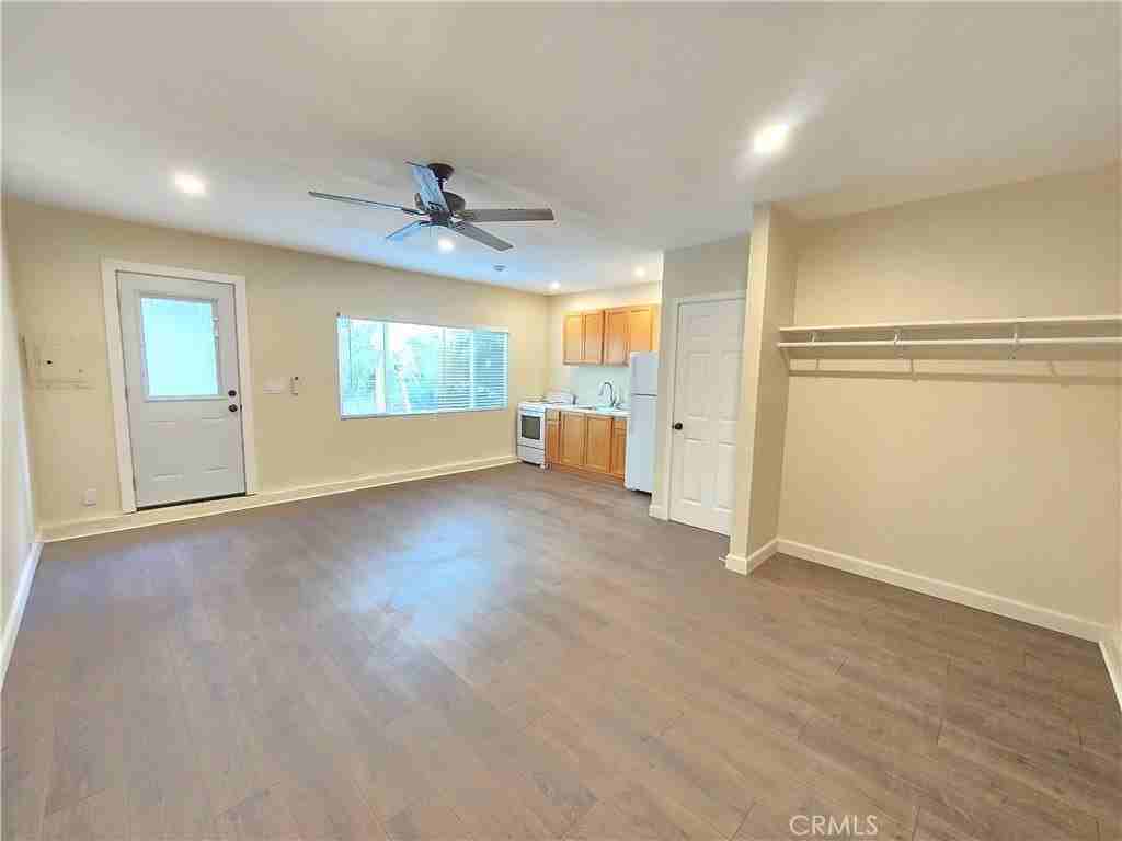 1346 N Midsite Ave - Photo 4 of 7