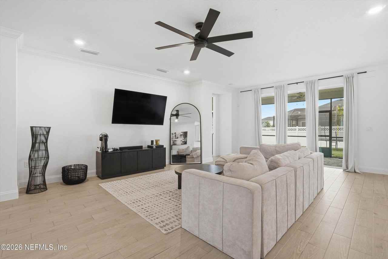 73 Oaklawn Ct - Photo 4 of 38