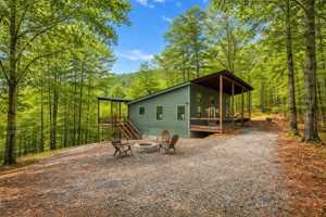 featured image of 642 Crabapple Dr