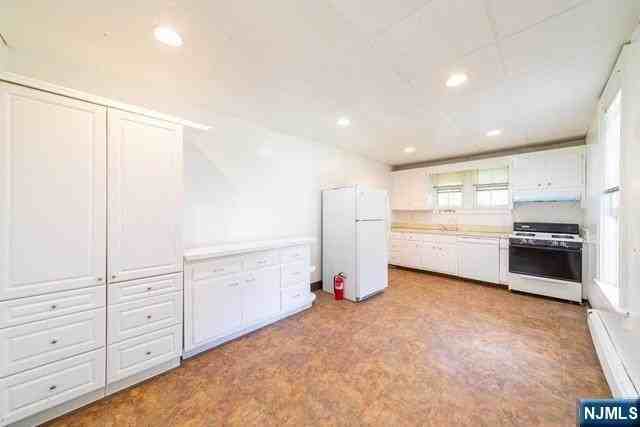 18 Hardenburgh Ave #1stFLO - Photo 7 of 17