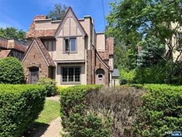featured image of 162 Washington Pl