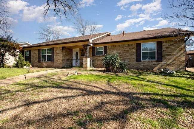2404 Crestview Cir - Photo 4 of 36