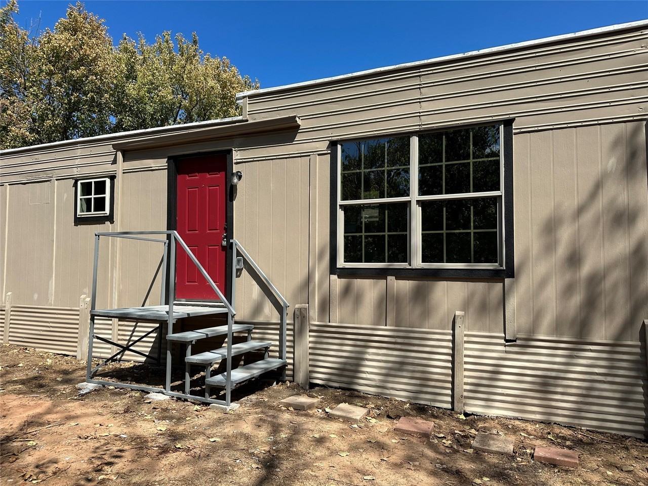 87 Paris Dr