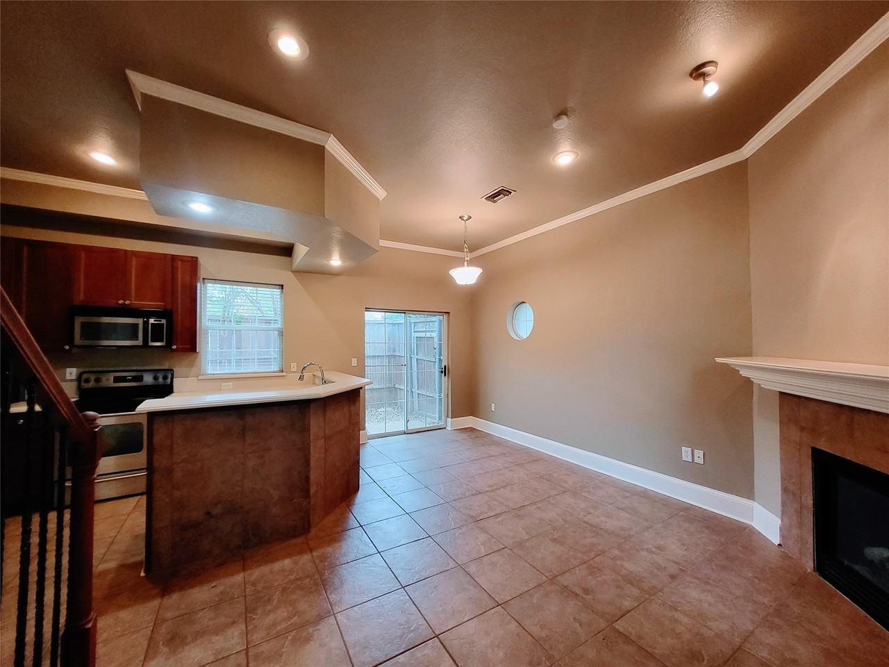 1819 N Fitzhugh Ave #C - Photo 3 of 18