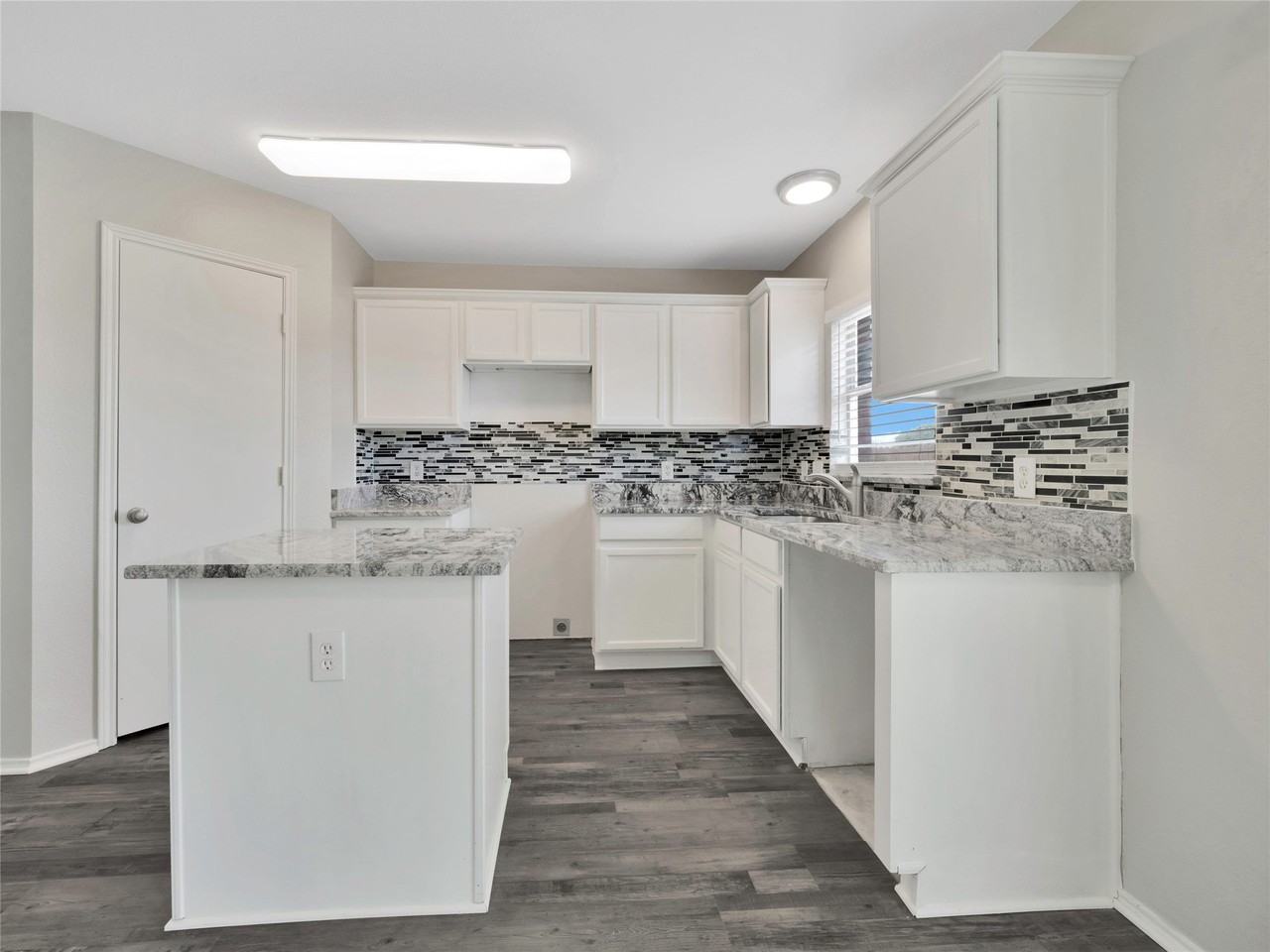 235 Yale Blvd - Photo 6 of 33