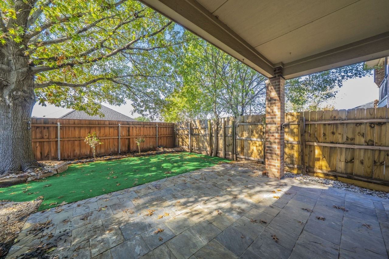 7042 Hedgebrook Dr - Photo 2 of 40