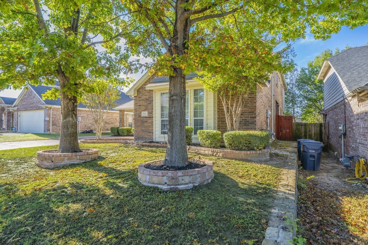 7042 Hedgebrook Dr - Photo 3 of 40