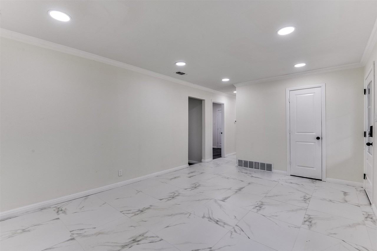 258 Somerset Ter - Photo 4 of 24