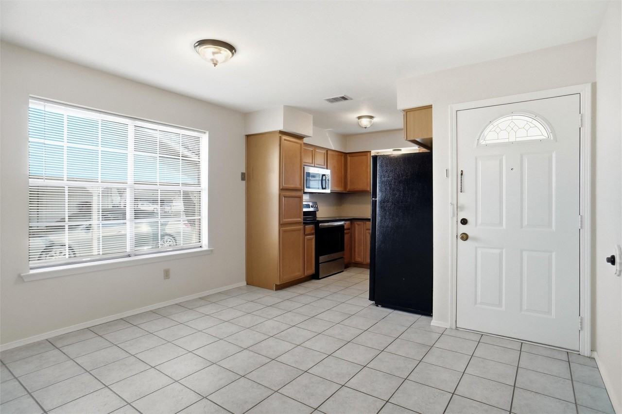 2318 Lindblad Ct - Photo 2 of 11
