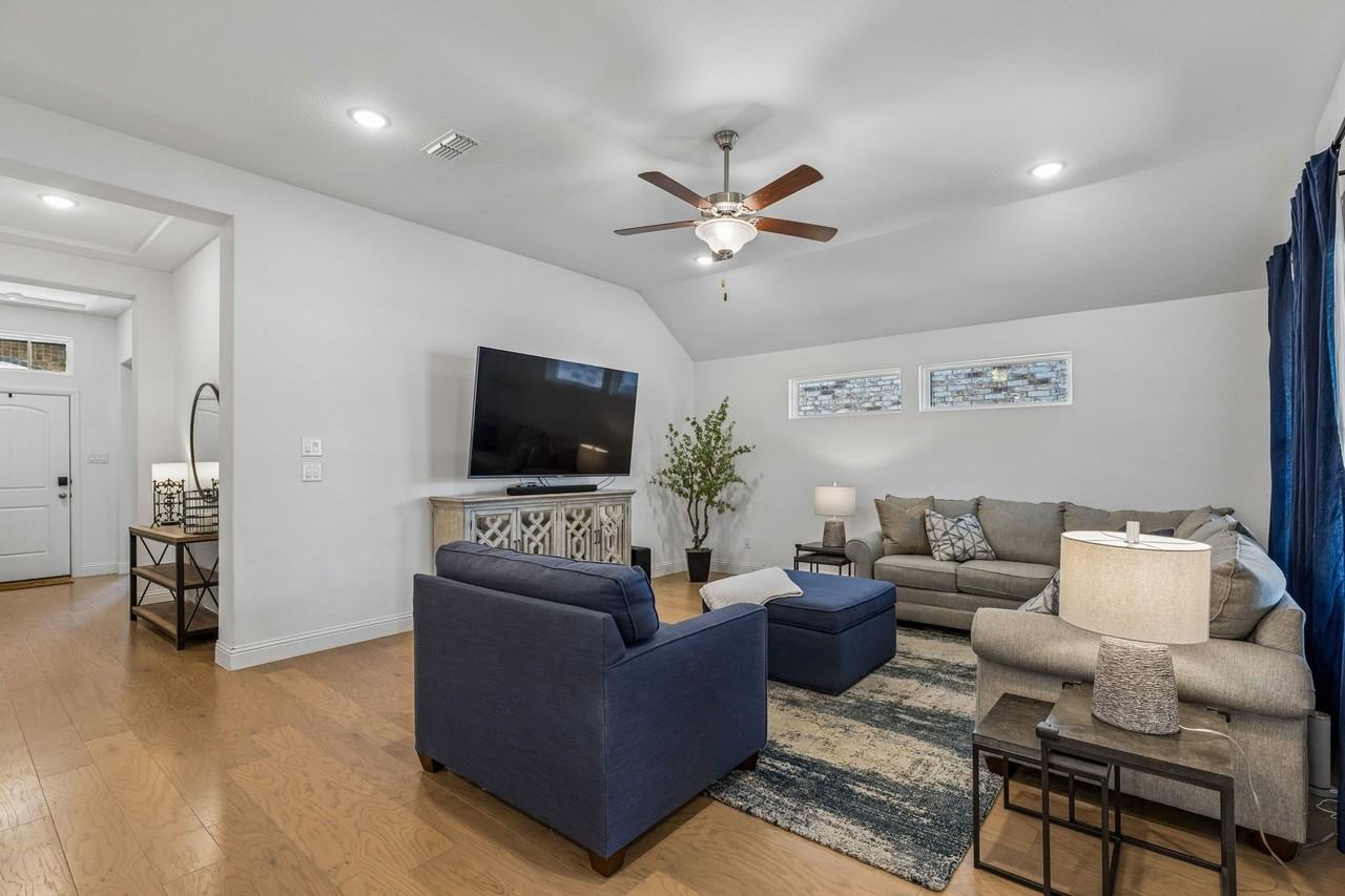 685 Coleman St - Photo 4 of 23