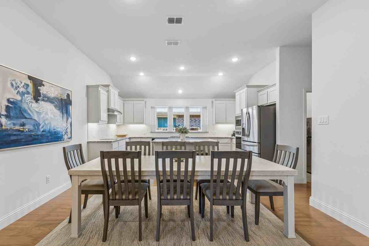 685 Coleman St - Photo 6 of 23