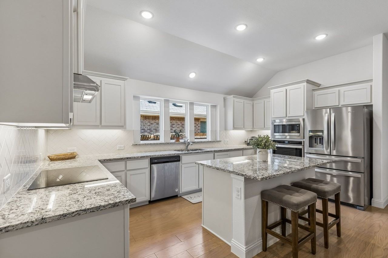 685 Coleman St - Photo 7 of 23