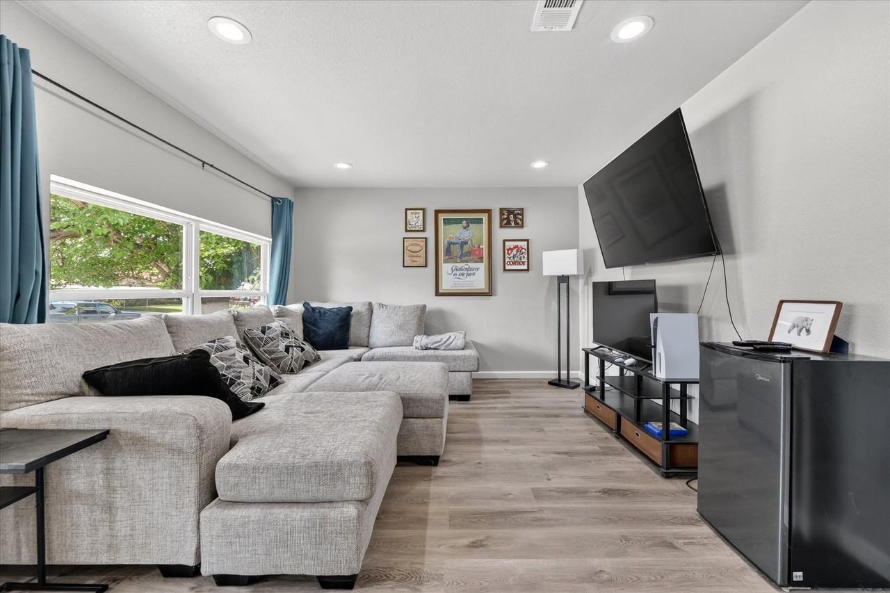 324 N Shore Pl - Photo 3 of 23