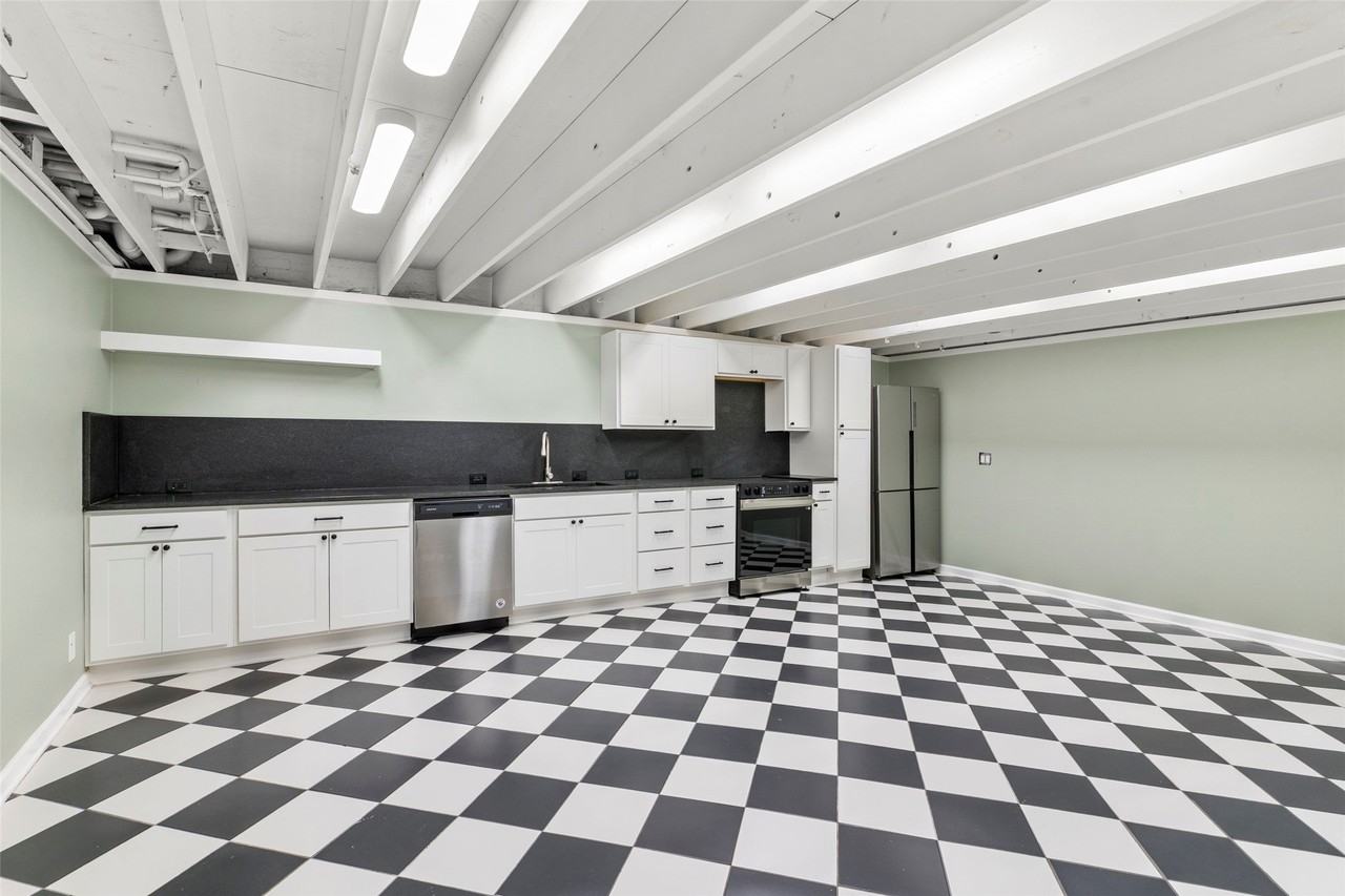 306 S Walton St - Photo 5 of 40