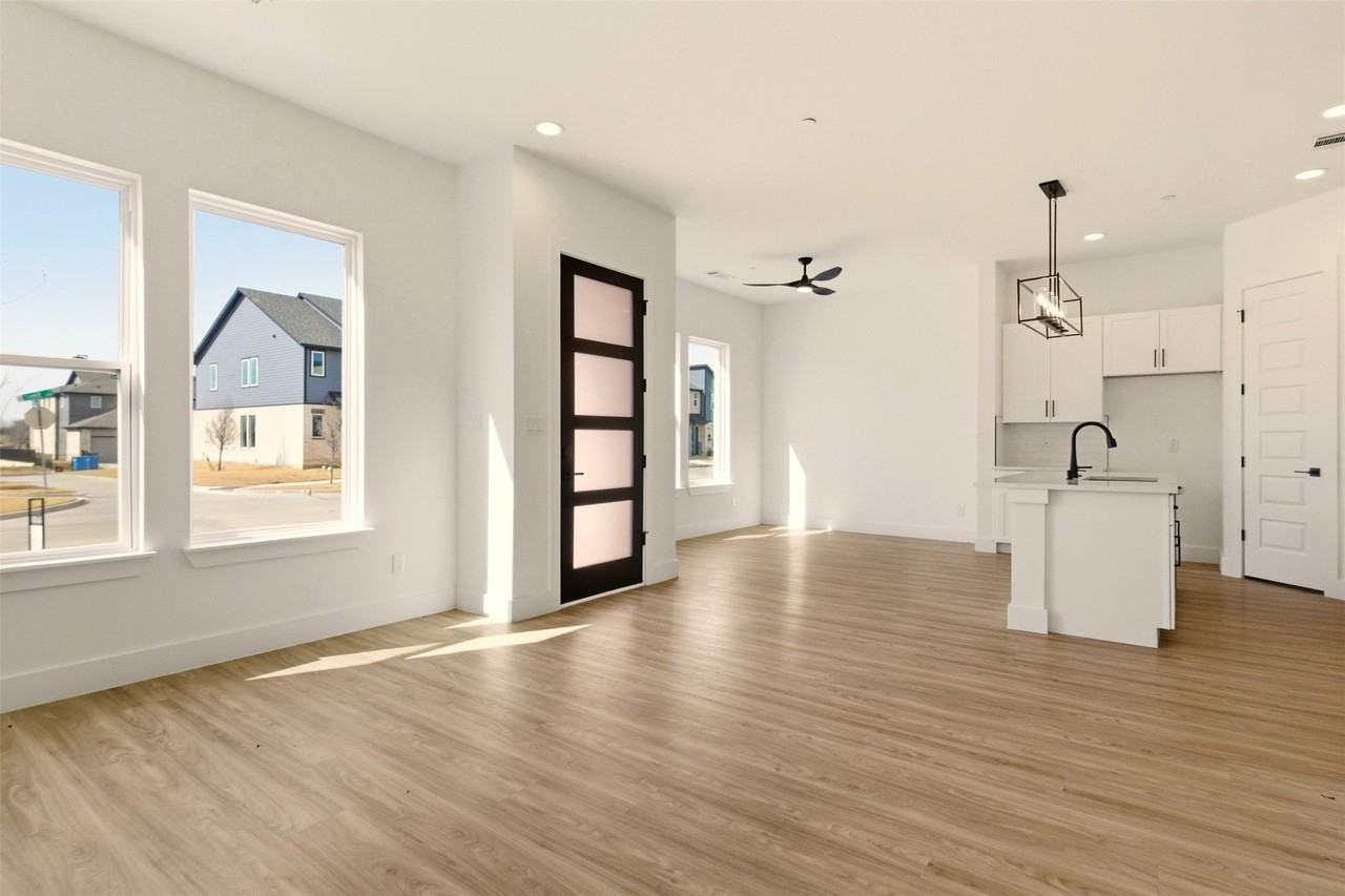 8902 Lowell St - Photo 3 of 32