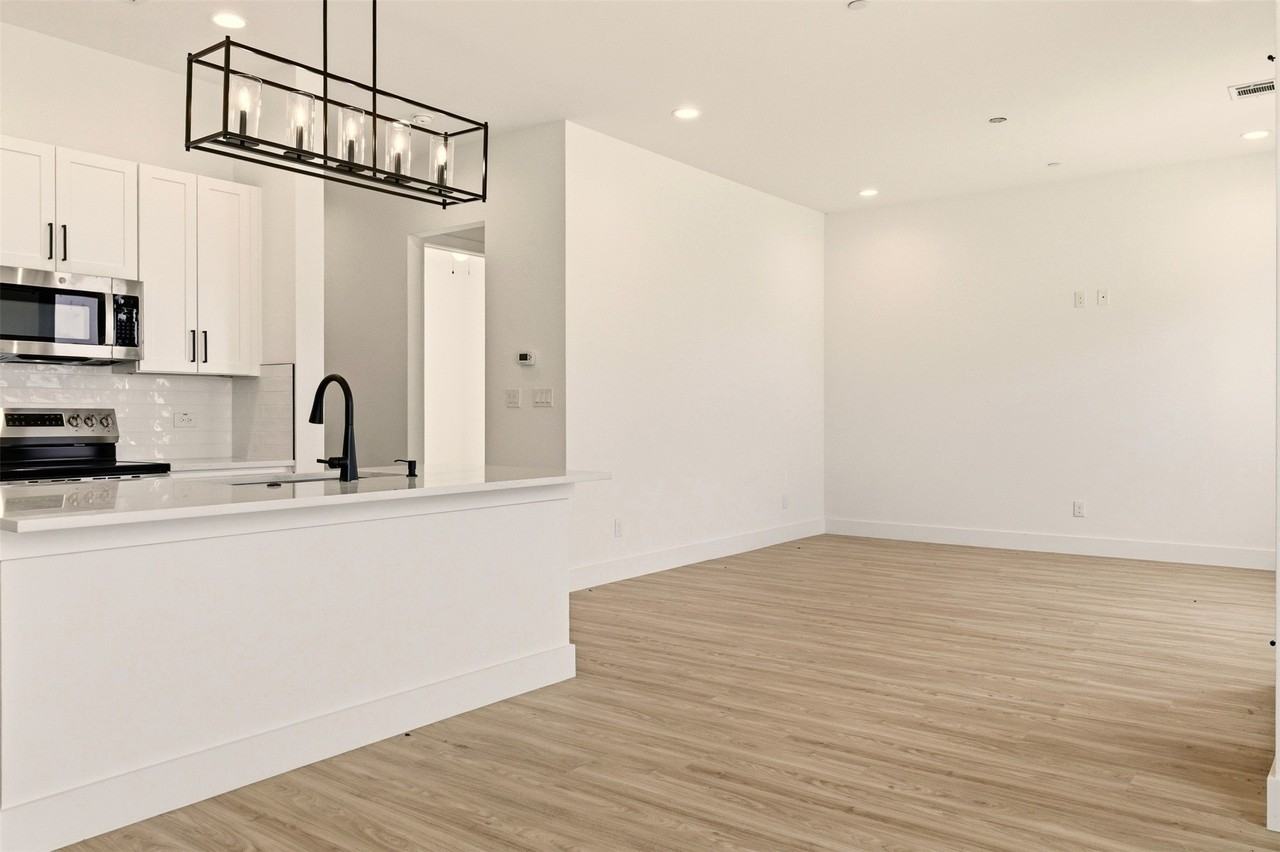 8902 Lowell St - Photo 5 of 32
