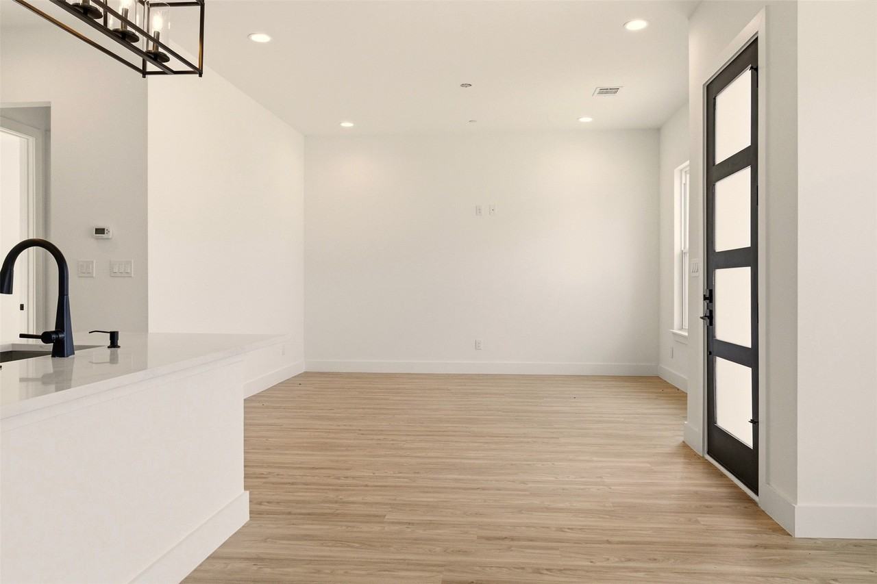 8902 Lowell St - Photo 6 of 32