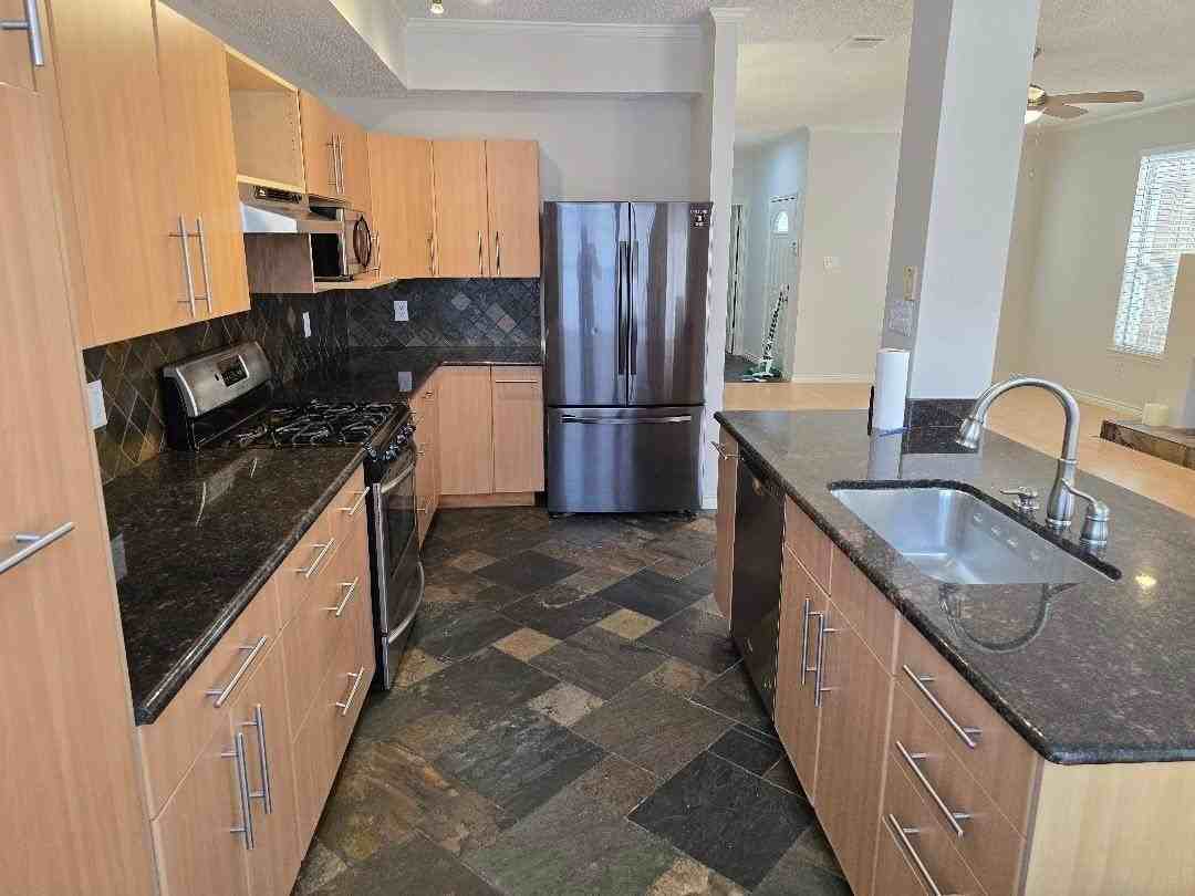 6011 Longley Ct - Photo 6 of 23
