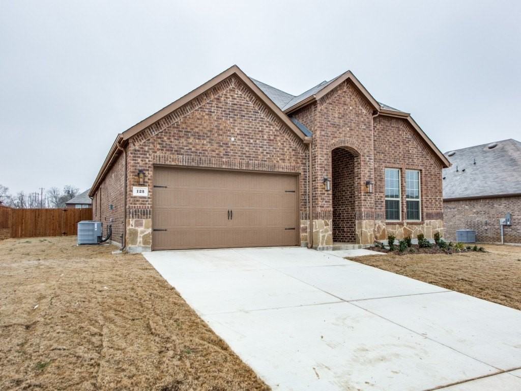 123 Lakeview Cir - Photo 3 of 39