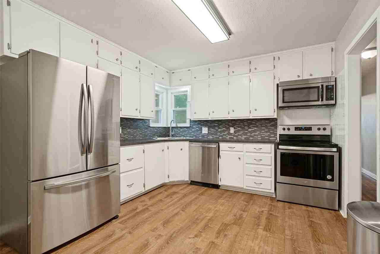 1316 Eastview Dr - Photo 3 of 12