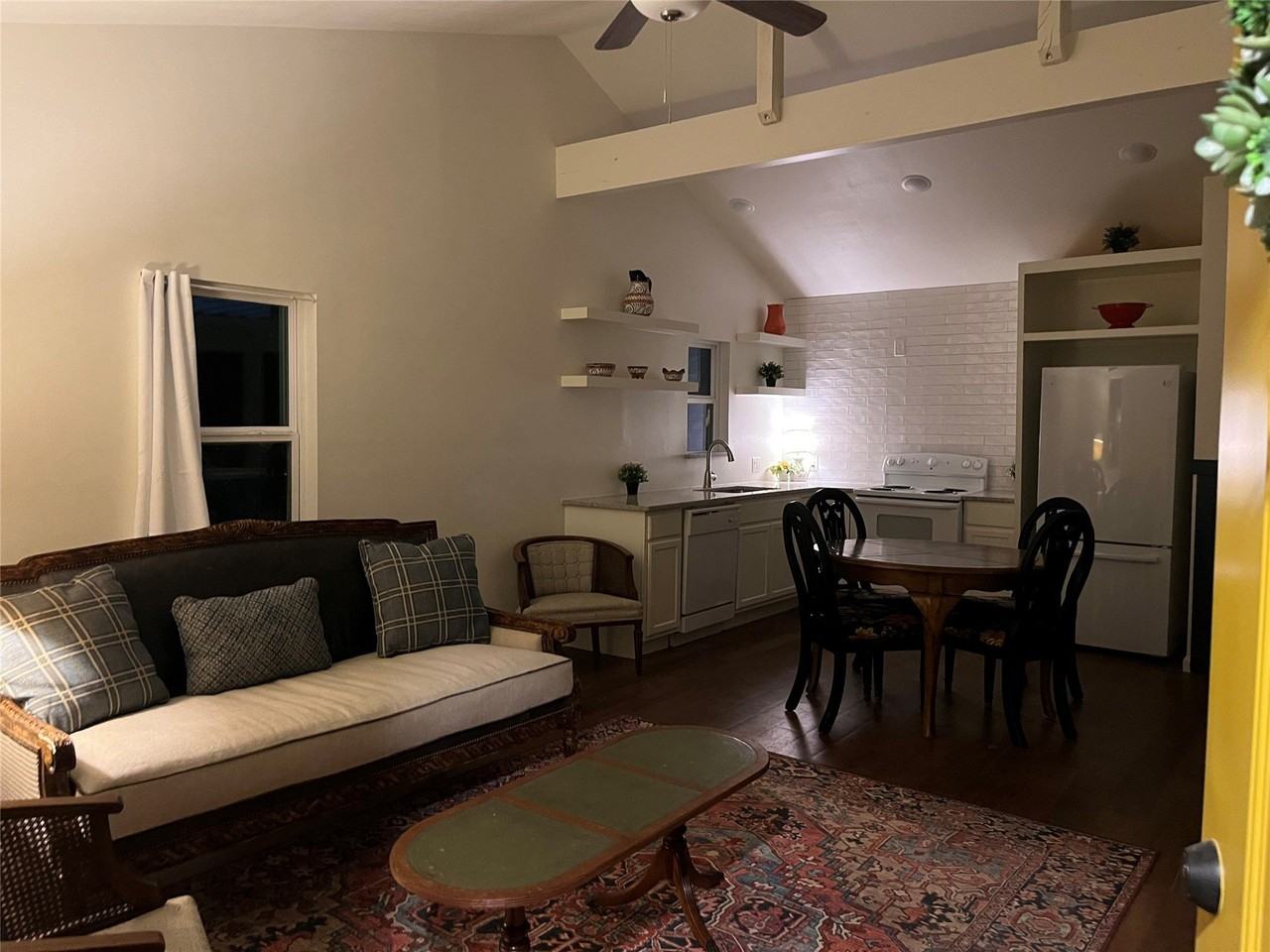 315 Hobson St - Photo 5 of 19