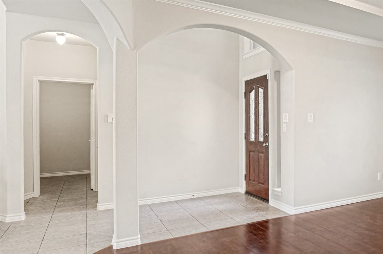 11800 Pondview Ln - Photo 2 of 40