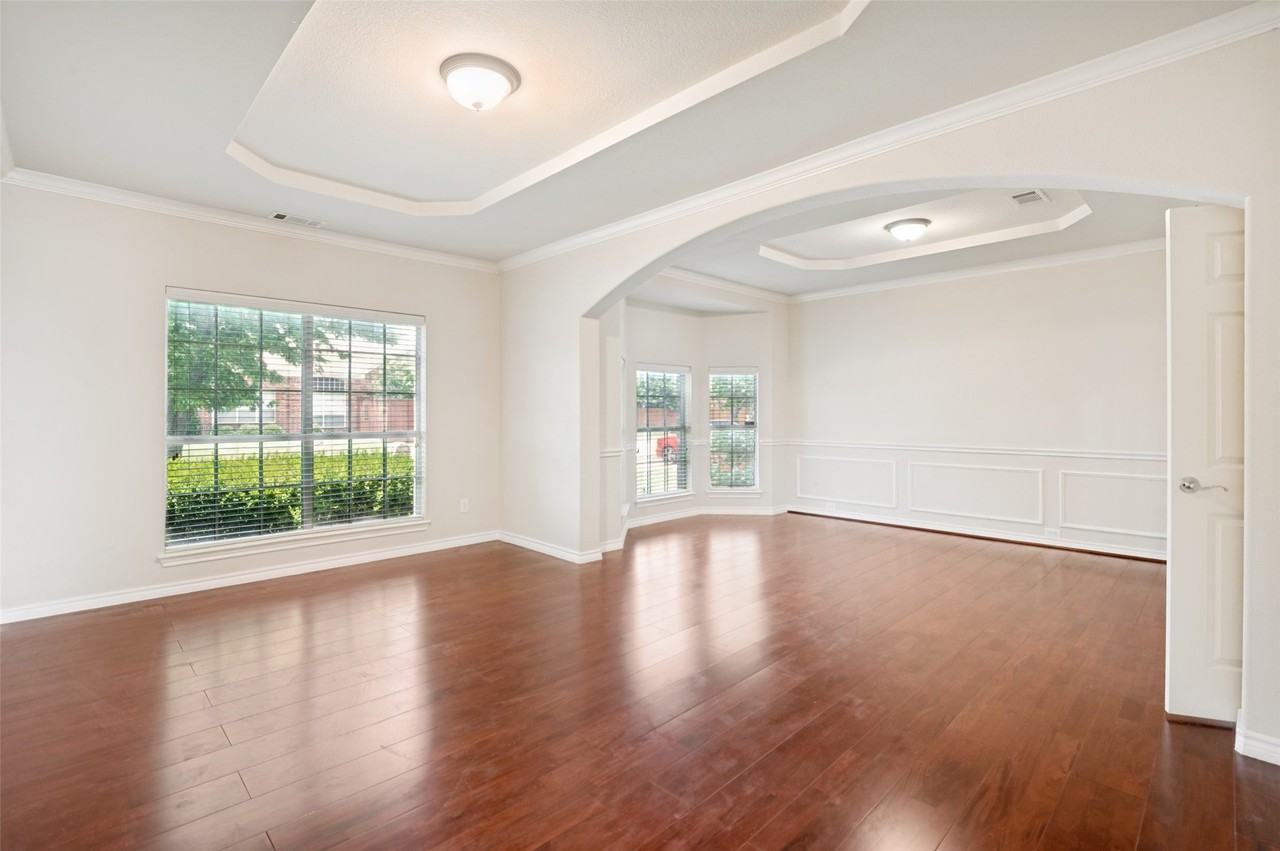 11800 Pondview Ln - Photo 4 of 40