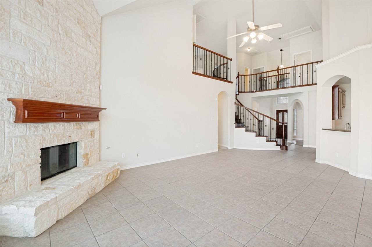 11800 Pondview Ln - Photo 5 of 40