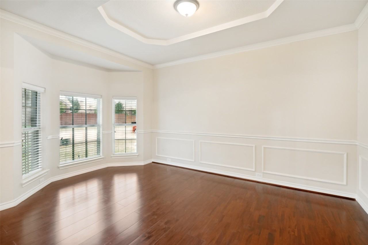 11800 Pondview Ln - Photo 6 of 40