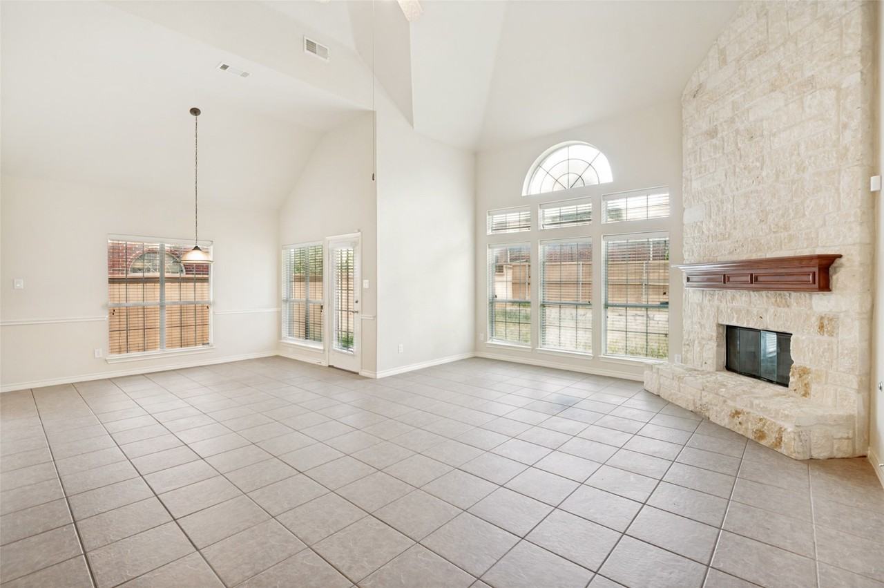 11800 Pondview Ln - Photo 7 of 40
