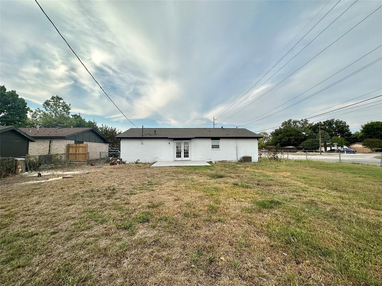 1322 Shorecrest Dr - Photo 2 of 8