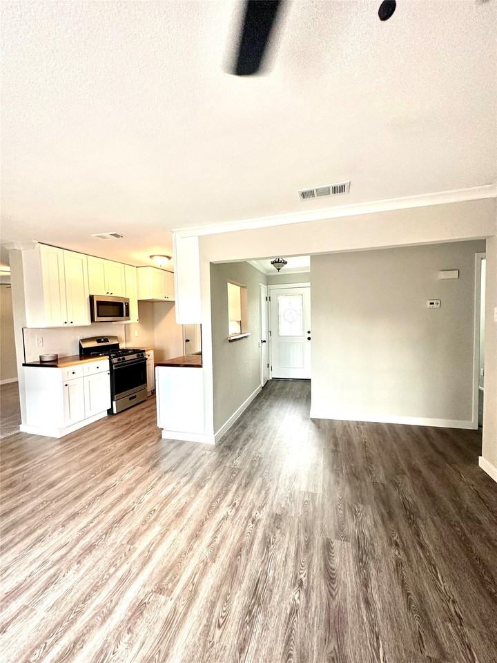 1322 Shorecrest Dr - Photo 3 of 8