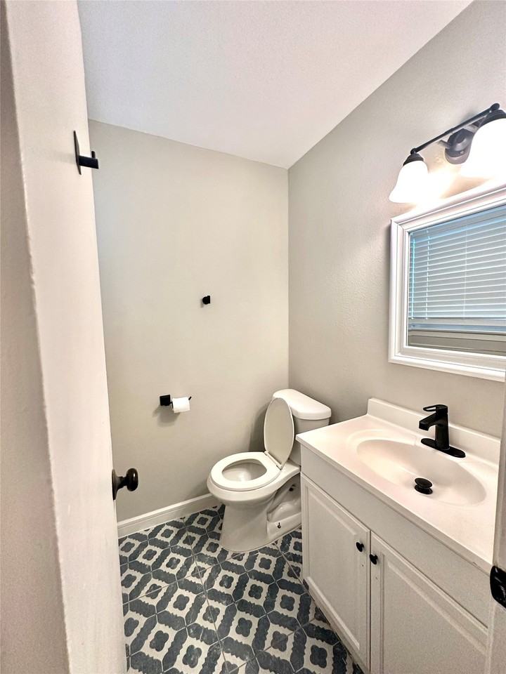 1322 Shorecrest Dr - Photo 4 of 8
