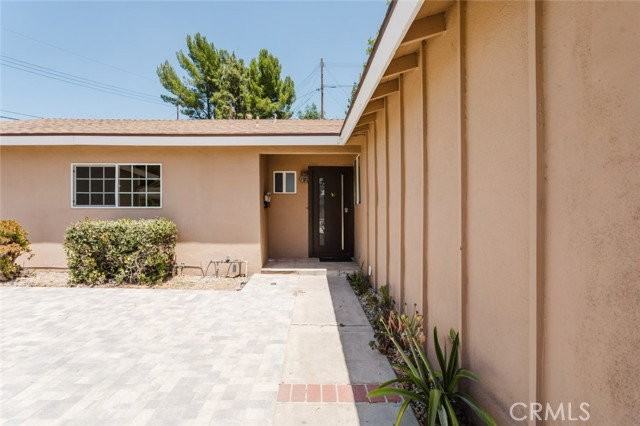 9540 Debra Ave - Photo 2 of 6