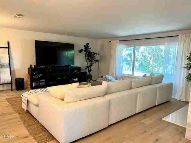 1609 Woodglen Ln - Photo 5 of 8