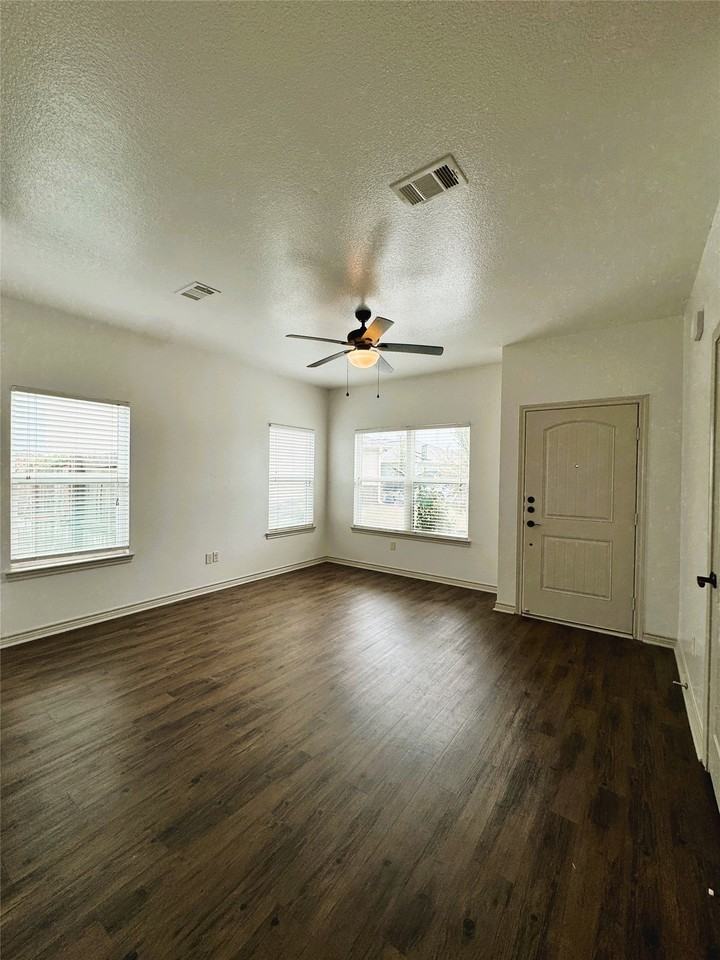 212 Lasso Ct - Photo 3 of 19