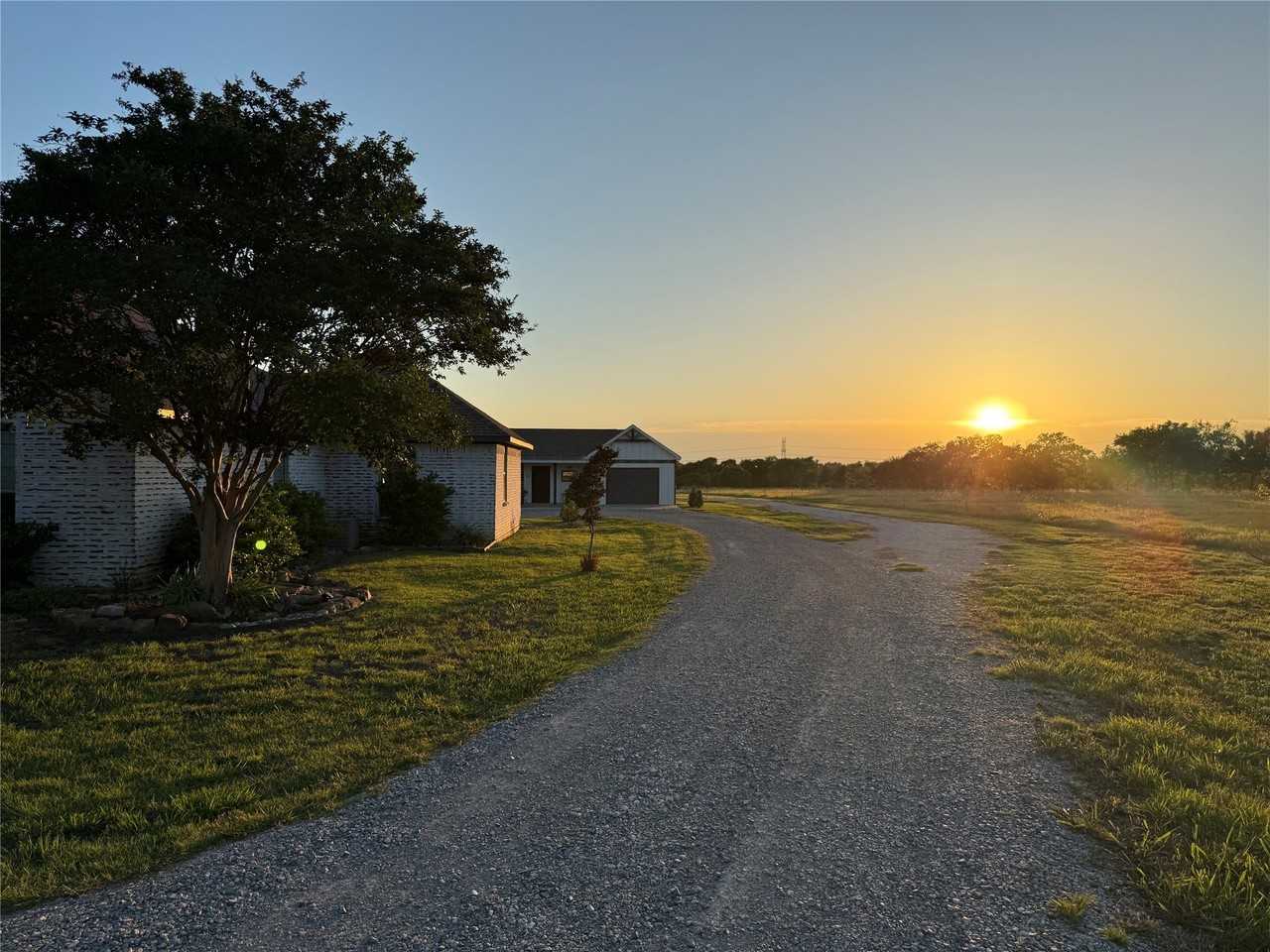1177 Lone Star Rd - Photo 2 of 28
