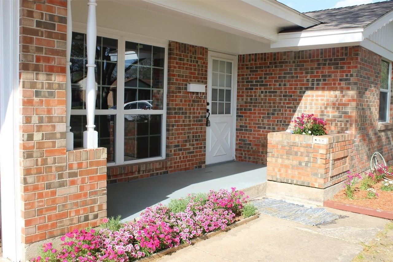 1807 W Scott St - Photo 3 of 8