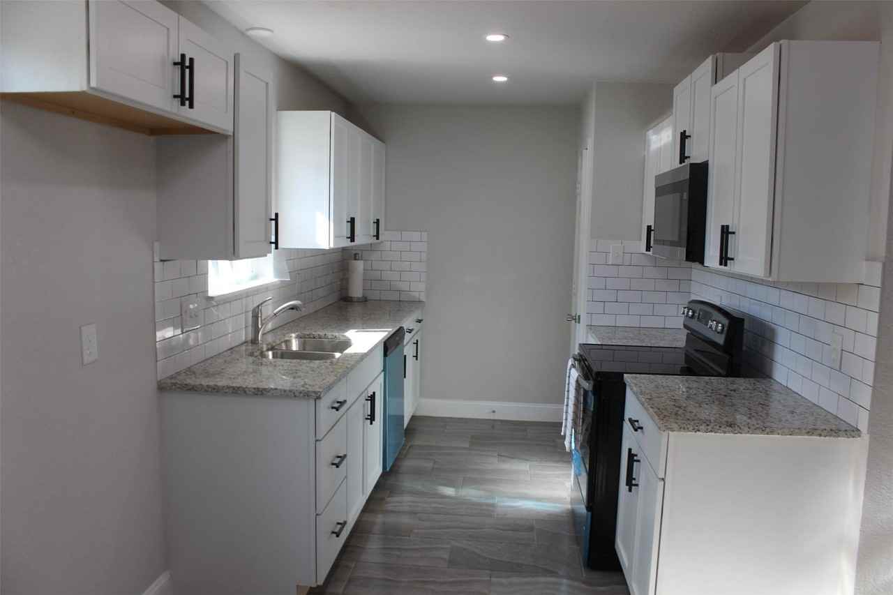 1807 W Scott St - Photo 5 of 8