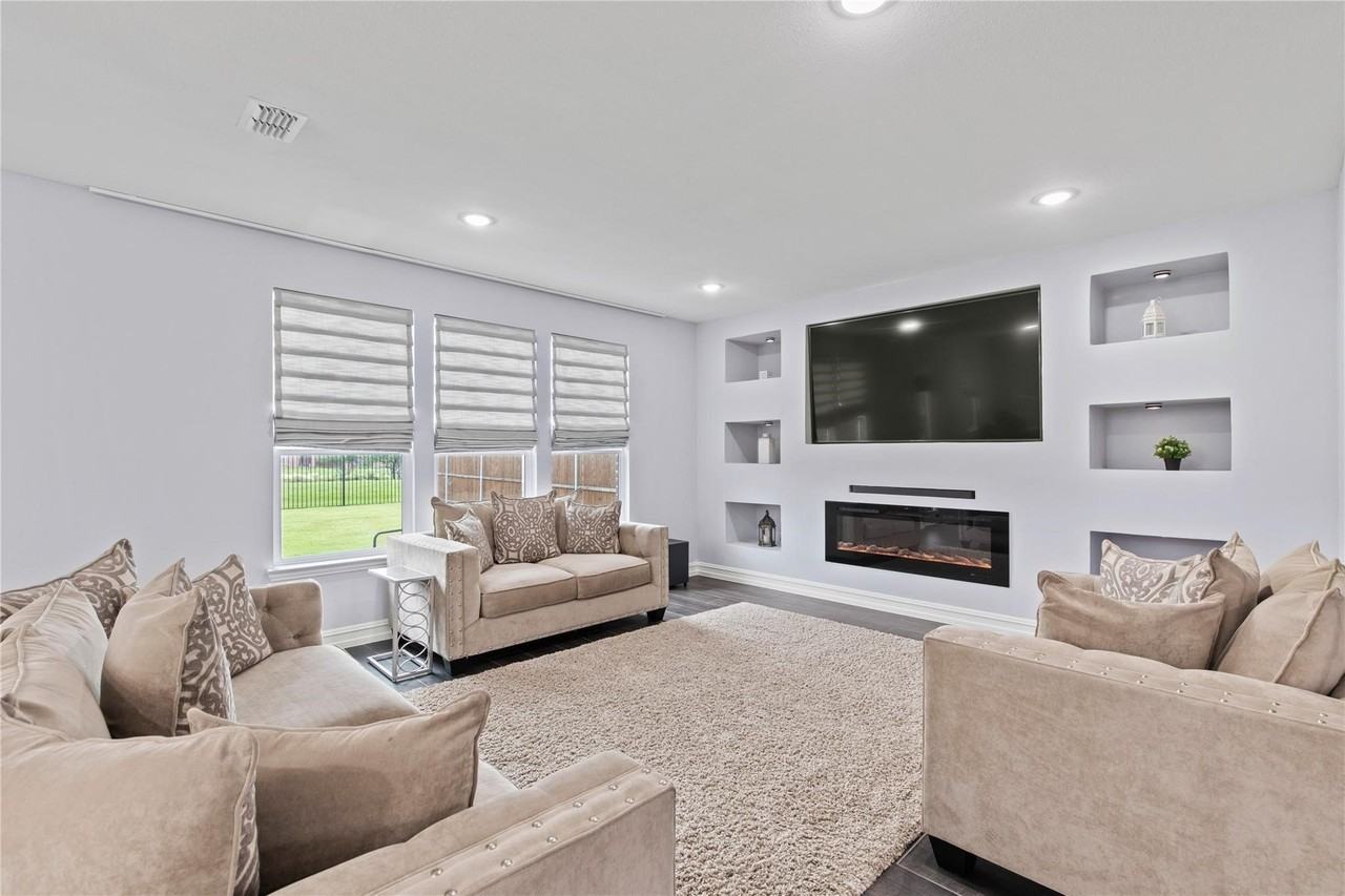 913 Adelyn St - Photo 4 of 35