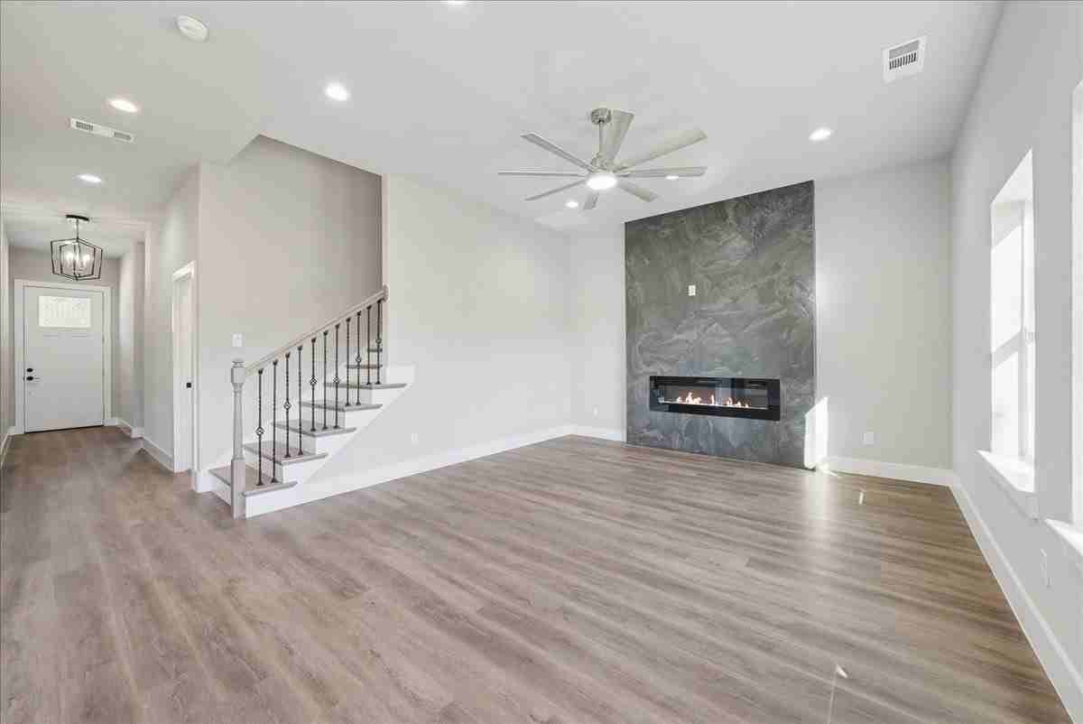 115 Church St - Photo 3 of 26