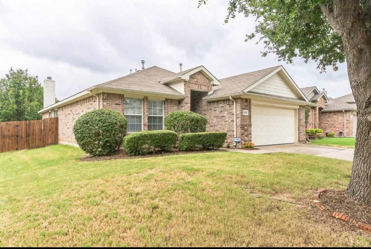 1201 Maddy Ln - Photo 2 of 32