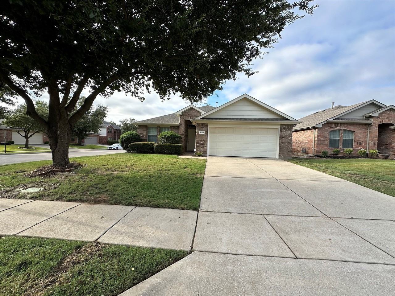 1201 Maddy Ln - Photo 3 of 32
