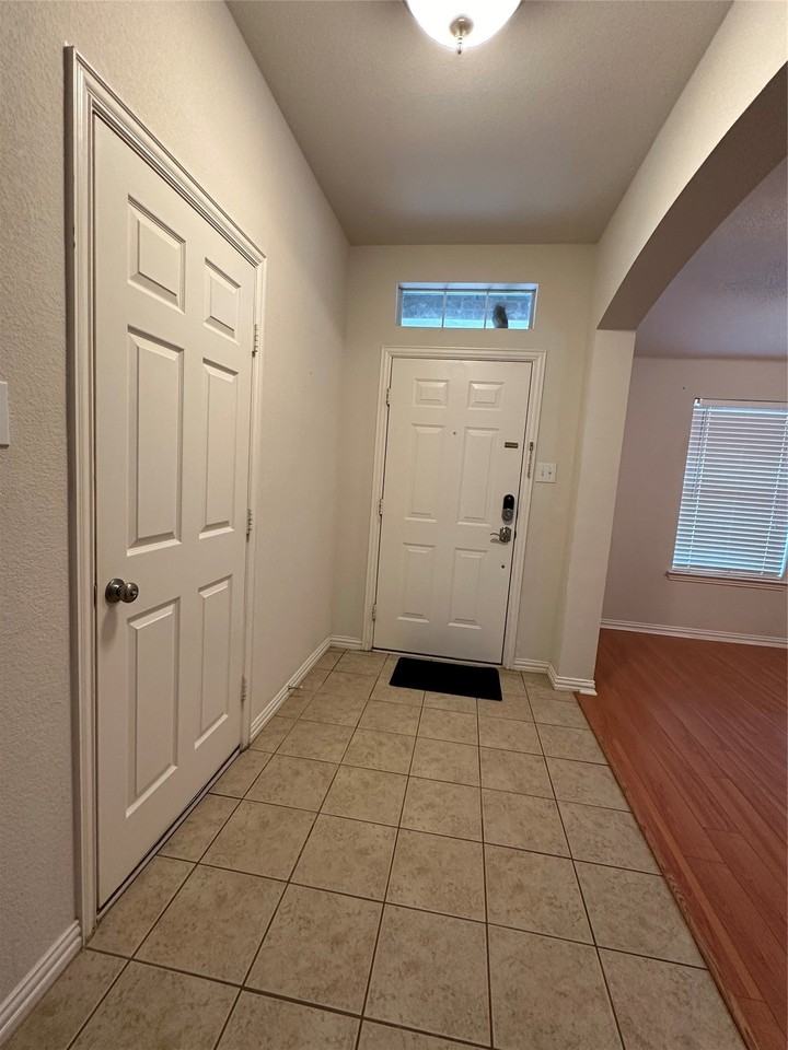 1201 Maddy Ln - Photo 5 of 32