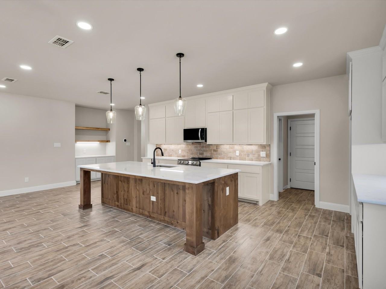 612 Jameson St - Photo 2 of 13